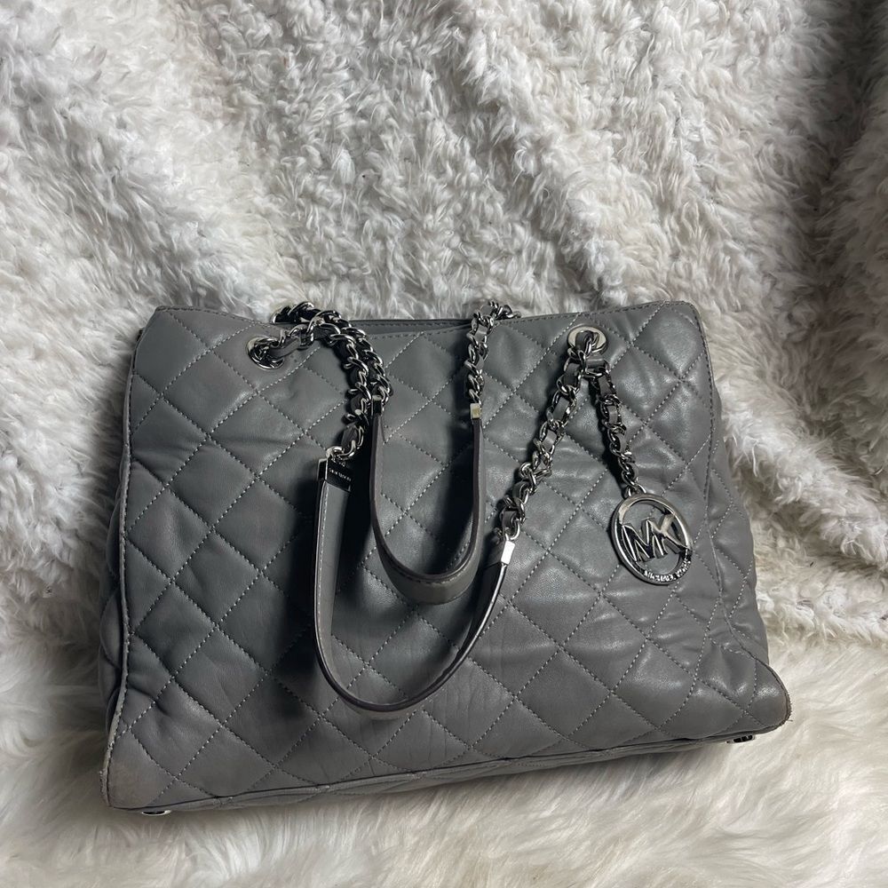 Michael Kors soft leather gray quilted shoulder bag silver tone chain straps. - Picture 4 of 16
